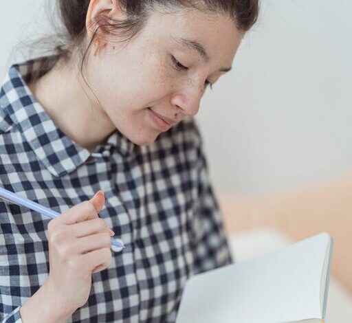 Beginner Guide to Journaling Every Day for a Happier Mind